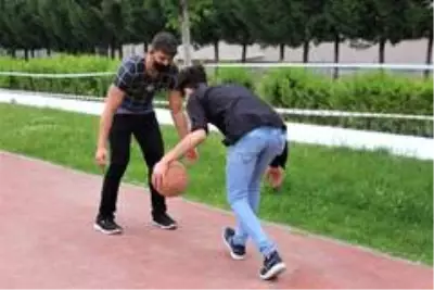 Gençler 4 saatlik izinlerinde soluğu yürüyüş parklarında aldı