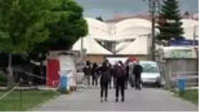 Gençler 4 saatlik izinlerinde soluğu yürüyüş parklarında aldı Gençler 4 saatlik izinlerinde soluğu yürüyüş parklarında aldı