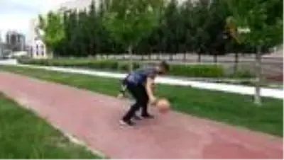 Gençler 4 saatlik izinlerinde soluğu yürüyüş parklarında aldı Gençler 4 saatlik izinlerinde soluğu yürüyüş parklarında aldı