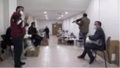 Gönüllü olarak maske üretenlere konser sürprizi Gönüllü olarak maske üretenlere konser sürprizi