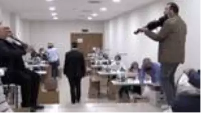 Gönüllü olarak maske üretenlere konser sürprizi Gönüllü olarak maske üretenlere konser sürprizi