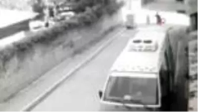 Gündüz vakti yolda yürüyen kadına dehşeti yaşattı...Kapkaç anı kamerada
