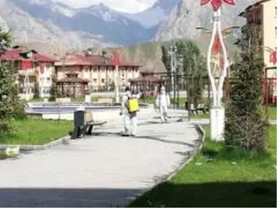 Hakkari'de çocuk parkları dezenfekte edildi