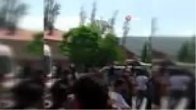 Hakkari’de kamyonet, tırın altına girdi: 1 yaralı