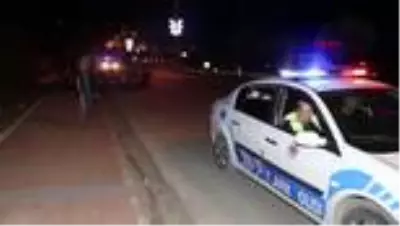 HAKKARİ Karayoluna giren koyun sürüsü, trafiği aksattı HAKKARİ Karayoluna giren koyun sürüsü, trafiği aksattı