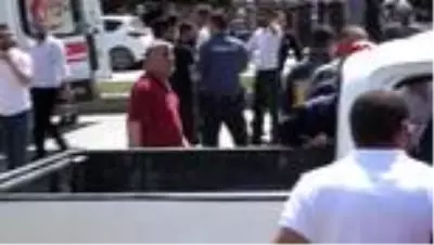 HAKKARİ Kaza yerinde sosyal mesafe uyarısında bulunan polis ekiplerine saldırı HAKKARİ Kaza yerinde sosyal mesafe uyarısında bulunan polis ekiplerine saldırı