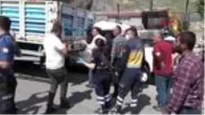HAKKARİ Kaza yerinde sosyal mesafe uyarısında bulunan polis ekiplerine saldırı HAKKARİ Kaza yerinde sosyal mesafe uyarısında bulunan polis ekiplerine saldırı