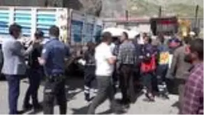 HAKKARİ Kaza yerinde sosyal mesafe uyarısında bulunan polis ekiplerine saldırı HAKKARİ Kaza yerinde sosyal mesafe uyarısında bulunan polis ekiplerine saldırı