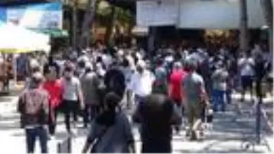Halk pazarında sosyal mesafe hiçe sayıldı