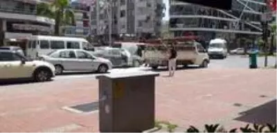 Hararet yapan otomobile vatandaşlar 5 yangın tüpü boşalttı Hararet yapan otomobile vatandaşlar 5 yangın tüpü boşalttı