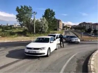 Hırsızlık ihbarına giden polisler kaza geçirdi
