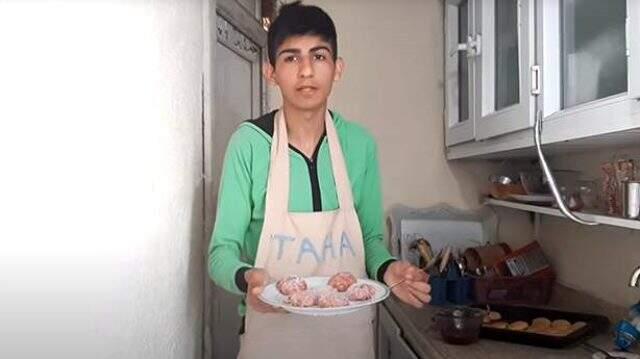 İmkansızlıklar içinde çektiği yemek videolarıyla fenomen olan Taha Duymaz: Alabildiğim 3 malzemeyle farklı yemek yapıyorum.