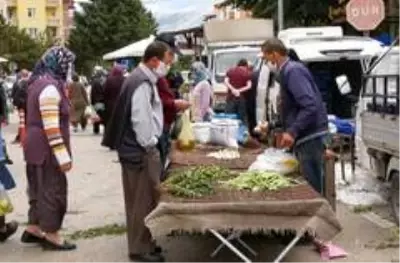 Isparta'da kısıtlama öncesi pazarda tezgahlar boşaldı, fırın önlerinde kuyruklar oluştu