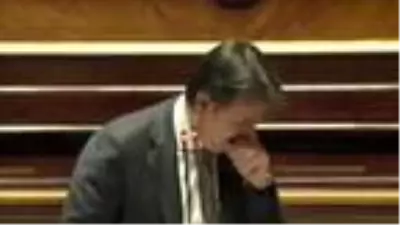 İtalya Başbakanı Conte, parlamentoda öksürük krizine girince maske tak diye tepki gösterildi İtalya Başbakanı Conte, parlamentoda öksürük krizine girince maske tak diye tepki gösterildi
