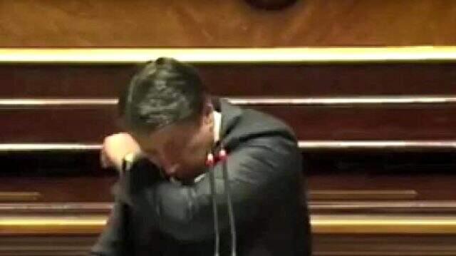 İtalya Başbakanı Conte, parlamentoda öksürük krizine girince maske tak diye tepki gösterildi İtalya Başbakanı Conte, parlamentoda öksürük krizine girince maske tak diye tepki gösterildi