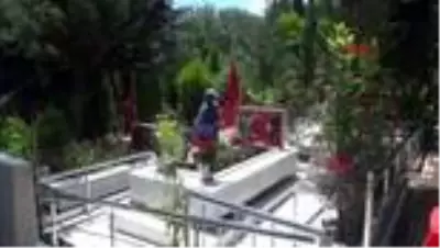 İZMİR Şehit aileleri kısıtlama öncesi evlatlarını ziyaret etti İZMİR Şehit aileleri kısıtlama öncesi evlatlarını ziyaret etti