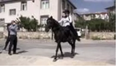 Kadın muhtar Kovid-19 sürecinde at sırtında hizmet veriyor Kadın muhtar Kovid-19 sürecinde at sırtında hizmet veriyor