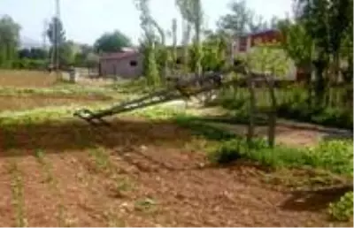 Kahramanmaraş'ta fırtına, ağaçları devirip elektrik direklerini büktü Kahramanmaraş'ta fırtına, ağaçları devirip elektrik direklerini büktü