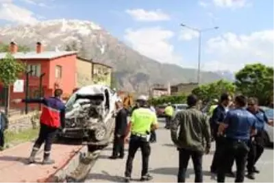 Kamyonet tırın altına girdi: 1 yaralı