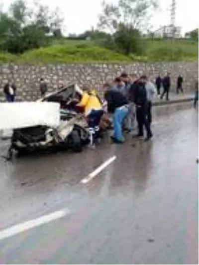 Kamyonetin çarptığı otomobilin sürücüsü öldü Kamyonetin çarptığı otomobilin sürücüsü öldü