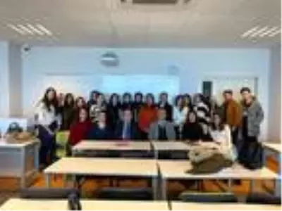Kamyonun çarptığı minibüsteki öğretim görevlisi kadın öldü Kamyonun çarptığı minibüsteki öğretim görevlisi kadın öldü