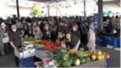Karabük'te kısıtlama öncesi pazara akın ettiler Karabük'te kısıtlama öncesi pazara akın ettiler