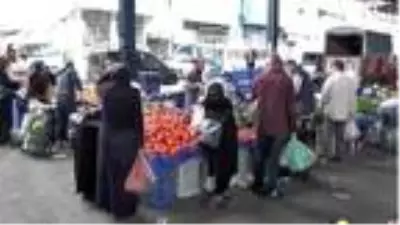 Karabük'te kısıtlama öncesi pazara akın ettiler Karabük'te kısıtlama öncesi pazara akın ettiler