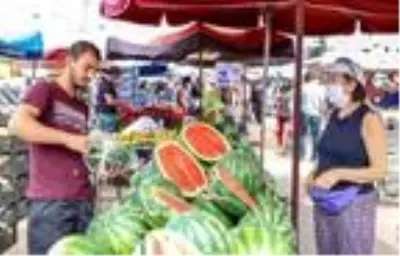 Karpuzun fiyatı yüksek olunca pazarlarda dilimle satılmaya başlandı