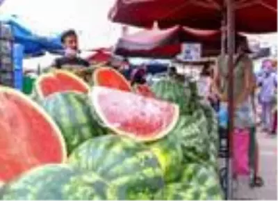 Karpuzun fiyatı yüksek olunca pazarlarda dilimle satılmaya başlandı