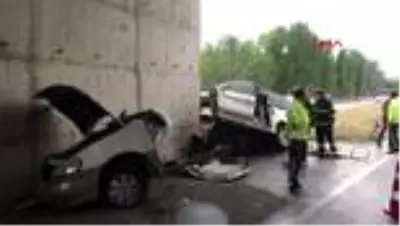 Kastamonu'da otomobil üst geçit ayağına çarptı: 2 ölü, 1 yaralı Kastamonu'da otomobil üst geçit ayağına çarptı: 2 ölü, 1 yaralı