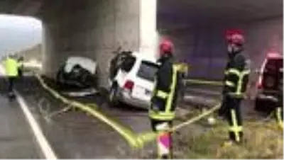 Kastamonu'da otomobil üst geçit ayağına çarptı: 2 ölü, 1 yaralı Kastamonu'da otomobil üst geçit ayağına çarptı: 2 ölü, 1 yaralı