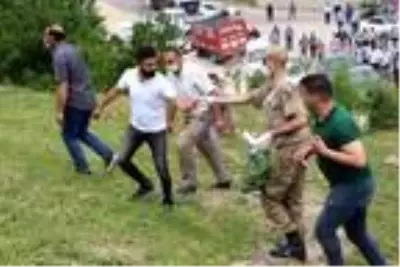 Kaza kurşunuyla ölen uzman çavuş, Tokat'ta toprağa verildi Kaza kurşunuyla ölen uzman çavuş, Tokat'ta toprağa verildi