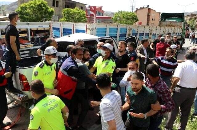 Kaza yerinde toplanan kalabalığı sosyal mesafe konusunda uyaran polis ekipleri saldırıya uğradı