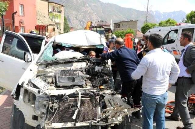 Kaza yerinde toplanan kalabalığı sosyal mesafe konusunda uyaran polis ekipleri saldırıya uğradı