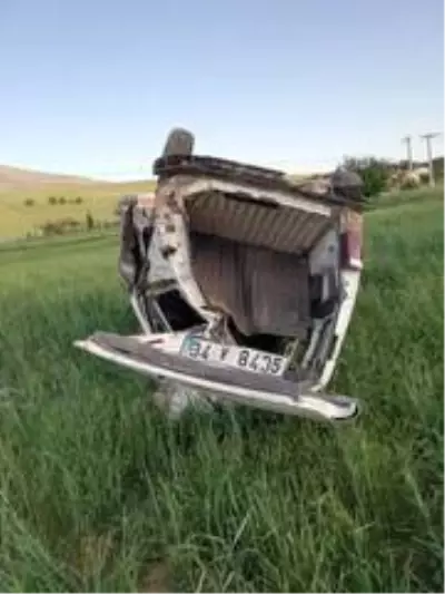 Kırşehir'de, hafif ticari araç şarampole devrildi: 5 yaralı
