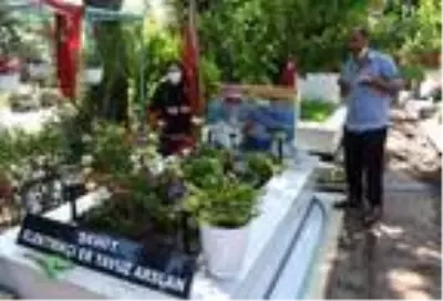 Kısıtlama öncesi şehit yakınlarının kabirlerini ziyaret ettiler Kısıtlama öncesi şehit yakınlarının kabirlerini ziyaret ettiler