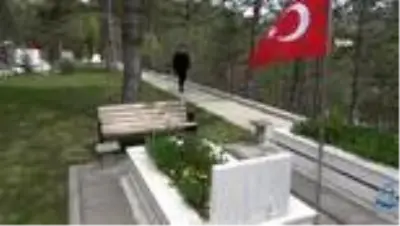 Kısıtlamanın genişletilmesiyle şehit babasının kabrini ziyaret etti Kısıtlamanın genişletilmesiyle şehit babasının kabrini ziyaret etti