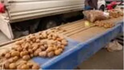 Kısıtlaması öncesi pazarda tezgahlar boşaldı, fırın önlerinde kuyruklar oluştu Kısıtlaması öncesi pazarda tezgahlar boşaldı, fırın önlerinde kuyruklar oluştu