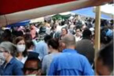 Kısıtlamaya saatler kala Edirne'de vatandaşlar pazara akın etti Kısıtlamaya saatler kala Edirne'de vatandaşlar pazara akın etti