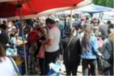 Kısıtlamaya saatler kala Edirne'de vatandaşlar pazara akın etti Kısıtlamaya saatler kala Edirne'de vatandaşlar pazara akın etti