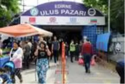 Kısıtlamaya saatler kala Edirne'de vatandaşlar pazara akın etti Kısıtlamaya saatler kala Edirne'de vatandaşlar pazara akın etti