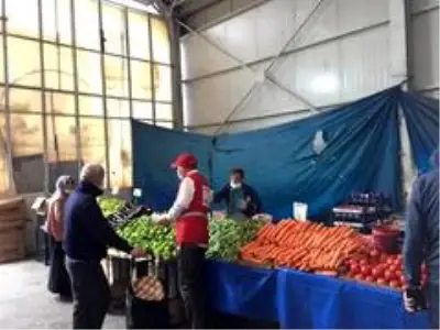 Kızılay pazar esnafına maske ve dezenfekte dağıttı