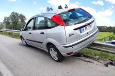 Kontrolden çıkan otomobil bariyerlere çarptı Kontrolden çıkan otomobil bariyerlere çarptı