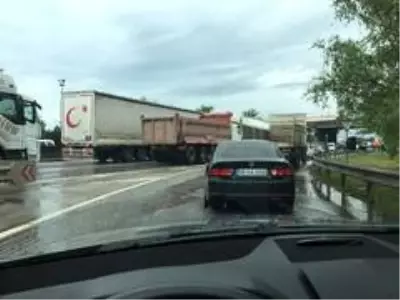 Köprü direğine çarpan tır trafiği kilitledi
