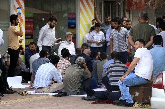 Koronavirüs tedbirlerini reddeden Alparslan Kuytul, vakıf üyeleriyle sokakta namaz kıldı Koronavirüs tedbirlerini reddeden Alparslan Kuytul, vakıf üyeleriyle sokakta namaz kıldı