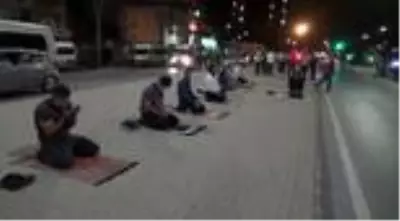 Alparslan Kuytul, koronavirüs tedbirlerini protesto etmek için vakıf üyeleriyle sokakta namaz kıldı Alparslan Kuytul, koronavirüs tedbirlerini protesto etmek için vakıf üyeleriyle sokakta namaz kıldı