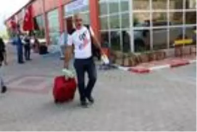 Kuveyt'ten gelen Türk işçilerin 263'ü evlerine gönderildi Kuveyt'ten gelen Türk işçilerin 263'ü evlerine gönderildi