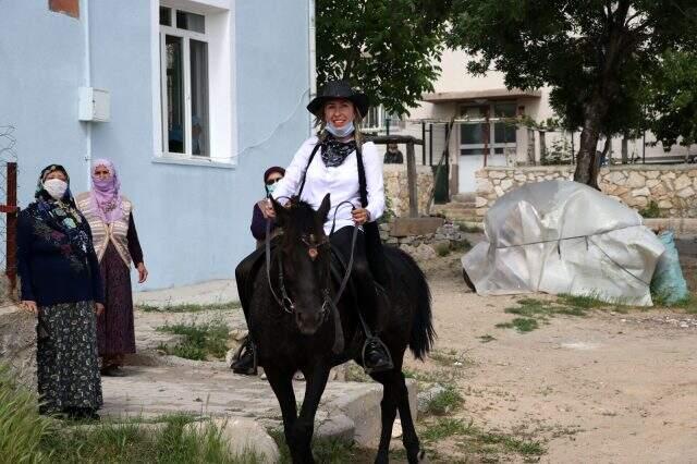Mahallenin 'Kovboy Muhtarı' atıyla mahalleyi geziyor Mahallenin 'Kovboy Muhtarı' atıyla mahalleyi geziyor