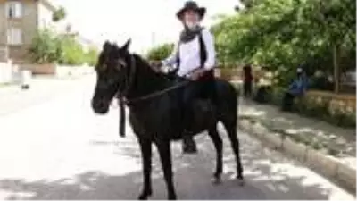 Kadın muhtar, kovboy gibi atla mahallesini geziyor Kadın muhtar, kovboy gibi atla mahallesini geziyor