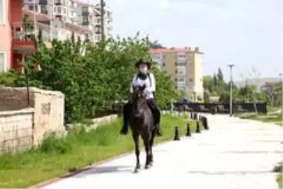 Kadın muhtar, kovboy gibi atla mahallesini geziyor Kadın muhtar, kovboy gibi atla mahallesini geziyor